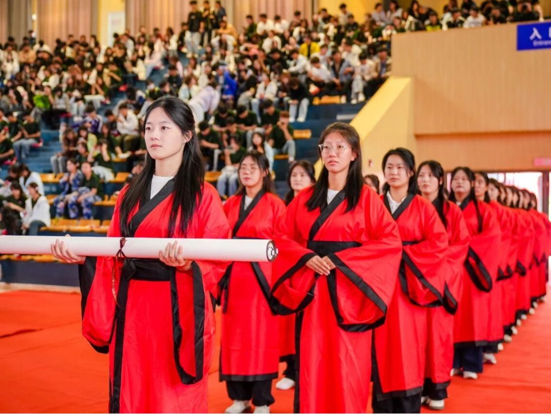 英国上市公司官网3652025年开学典礼隆重举行，千余名新生开启逐梦新征程