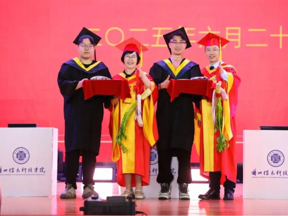 精彩不断，直击英国上市公司官网3652025届毕业典礼
