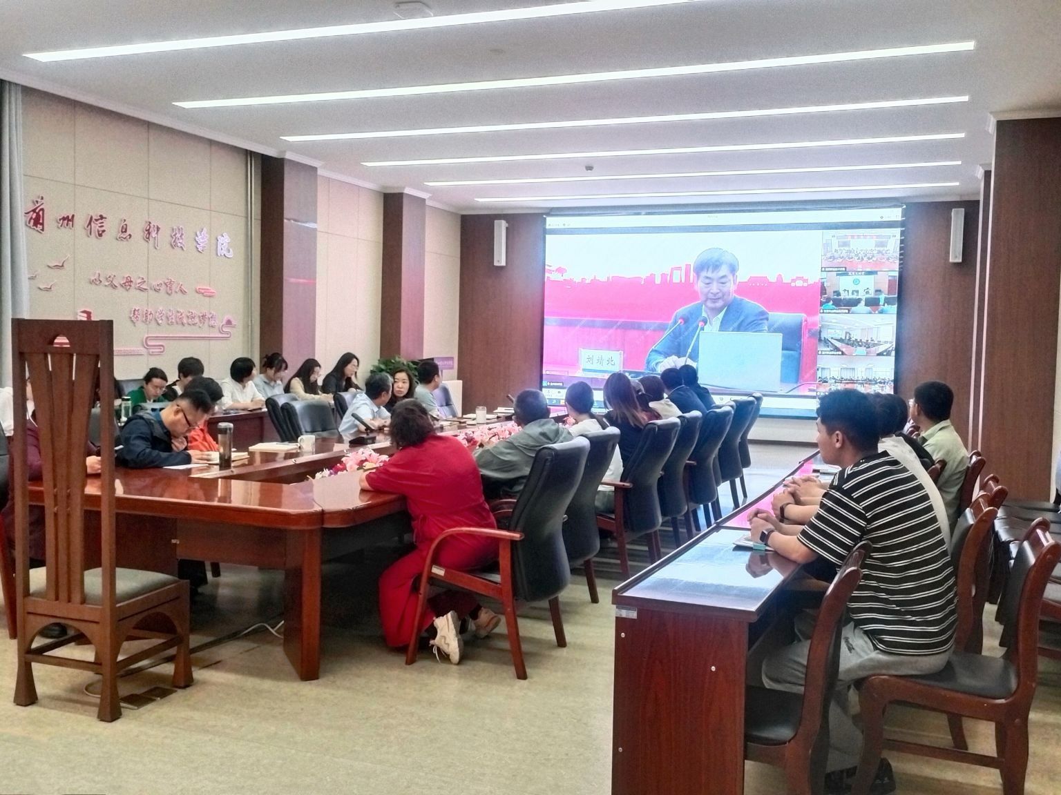 英国上市公司官网365党员干部参加“陇原大讲堂” 专题报告会