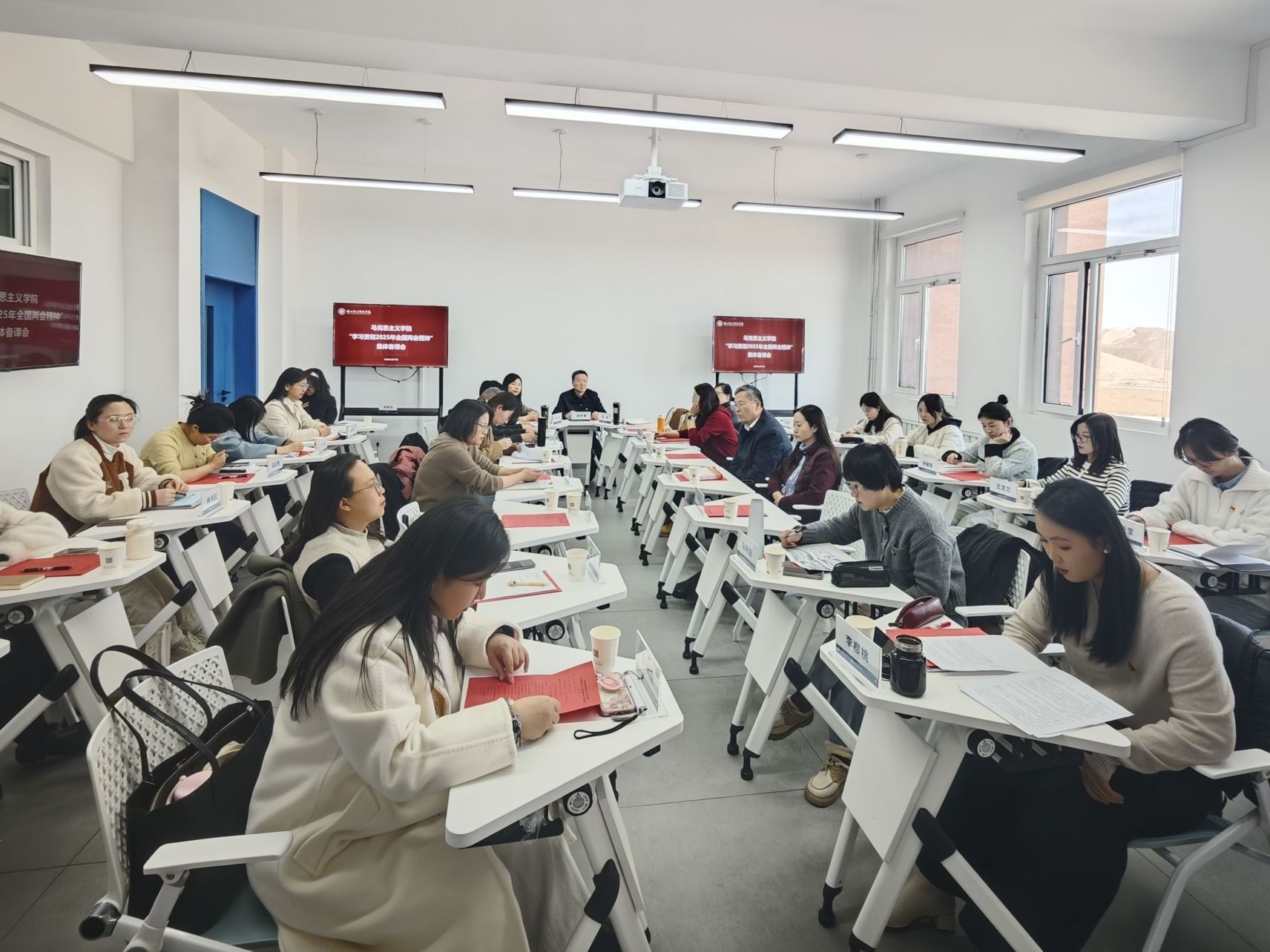 英国上市公司官网365马克思主义学院召开“学习贯彻2025年全国两会精神”集体备课会