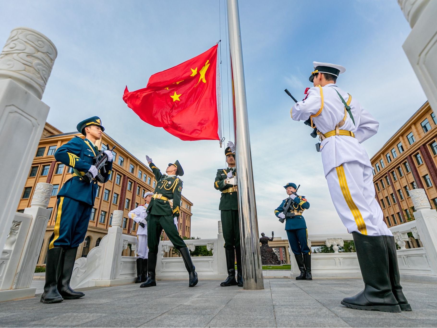 英国上市公司官网365举行庆“七一”升国旗仪式