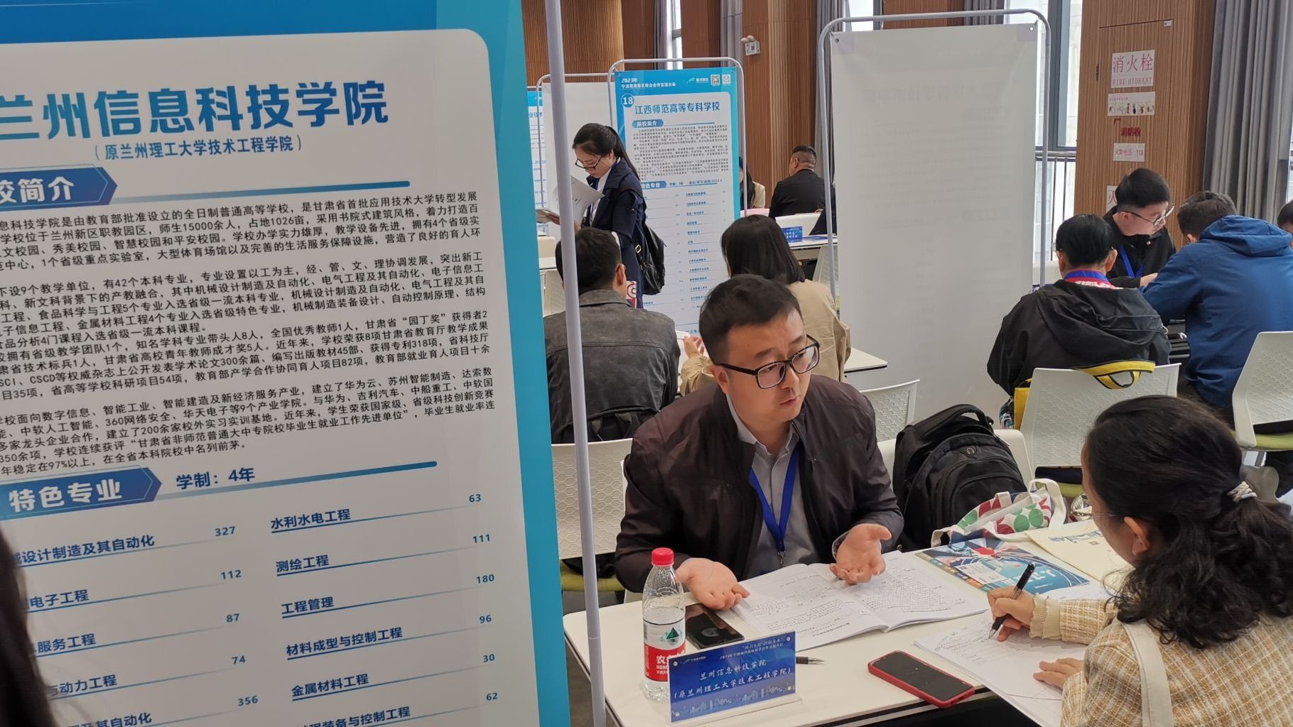 “搭建沟通桥梁 密切校地合作” 英国上市公司官网365参加宁波前湾新区校企合作交流大会