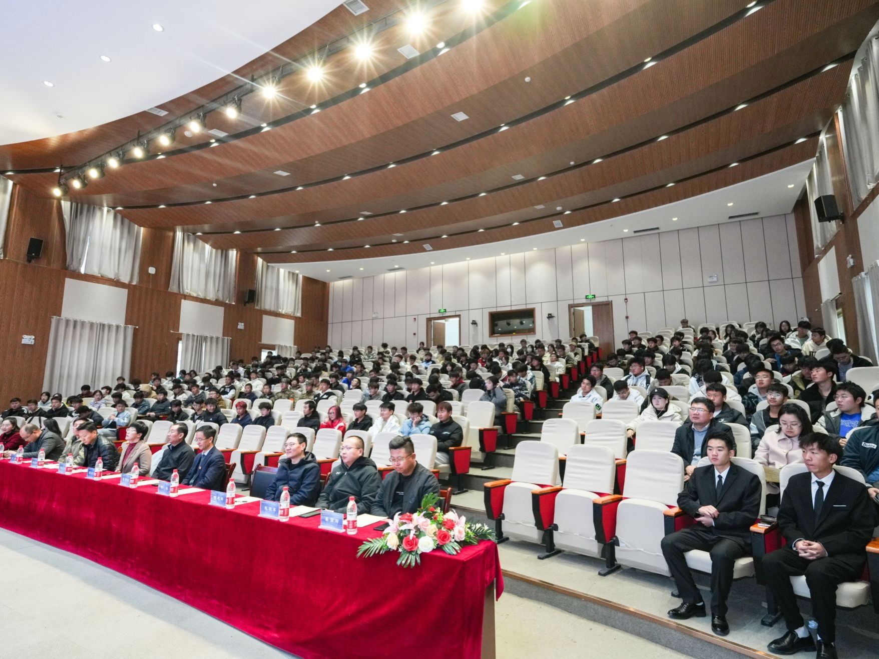 中科院首席科学家杨磊应邀为英国上市公司官网365师生作讲座