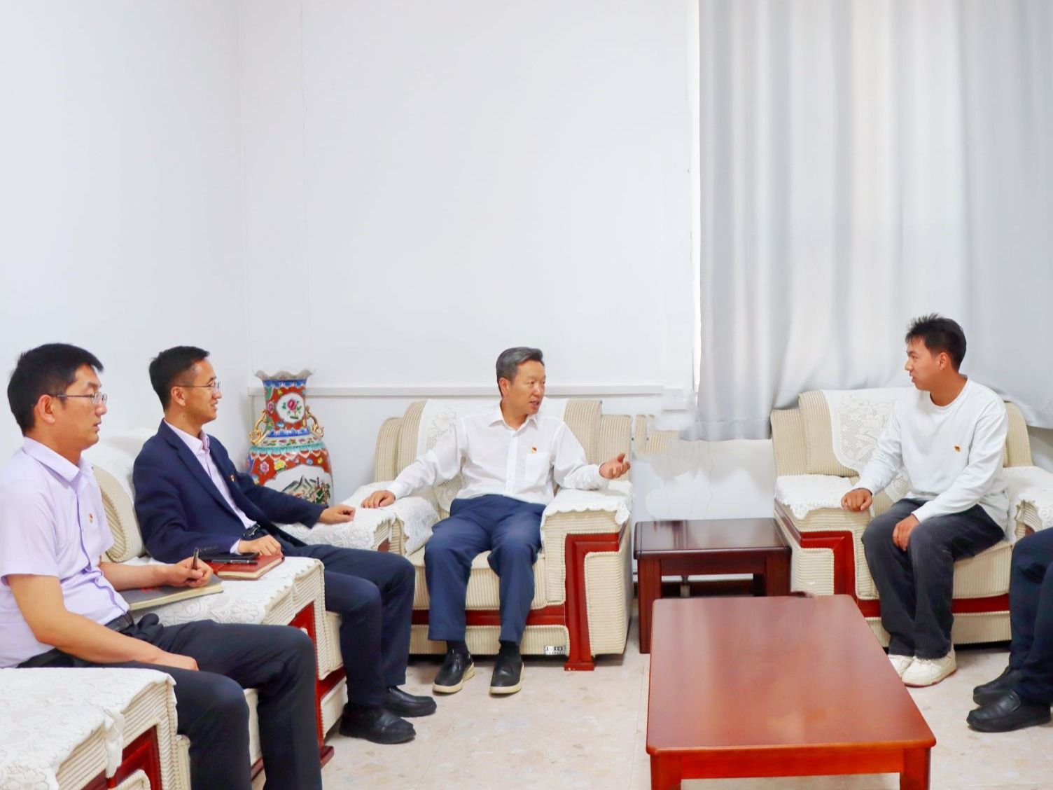 英国上市公司官网365党委书记与省人大代表学生深入交谈，共话育人与履职